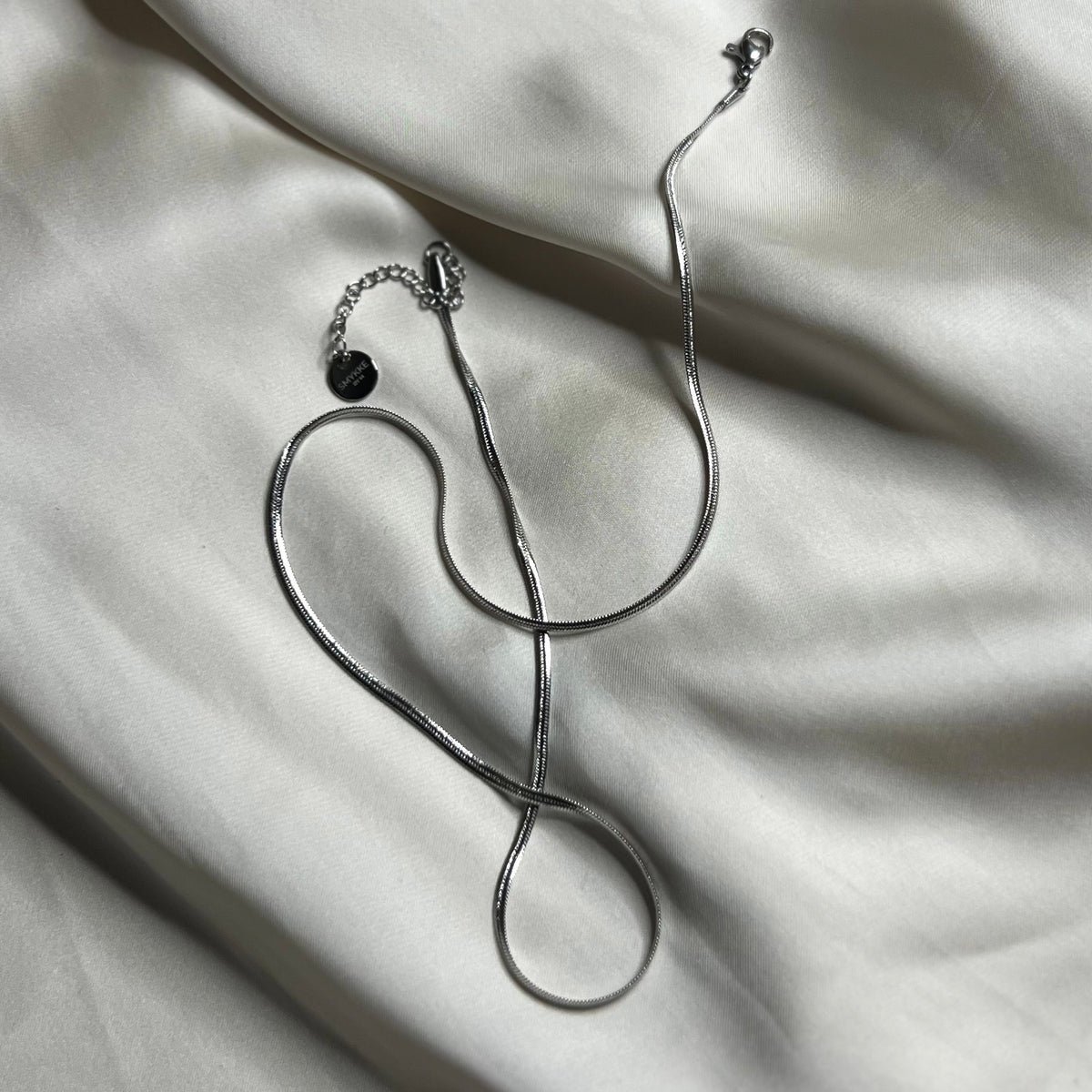 Halskjede snake chain i sølv 2 mm, ovenfra