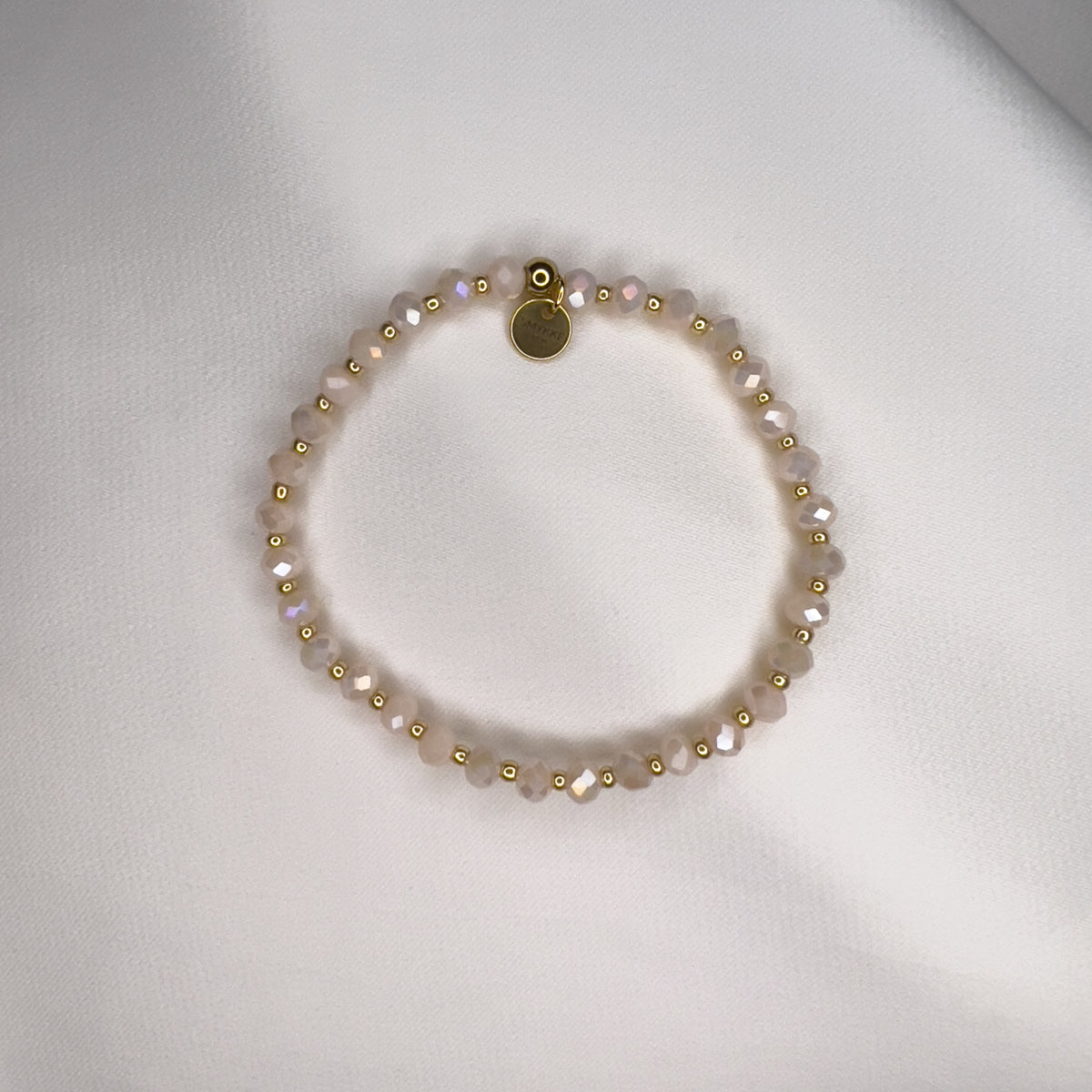Malene armbånd elastisk – beige og gylne perler