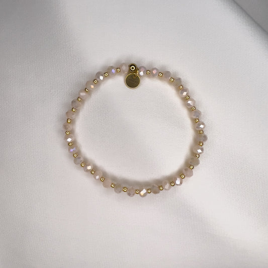 Malene armbånd elastisk – beige og gylne perler