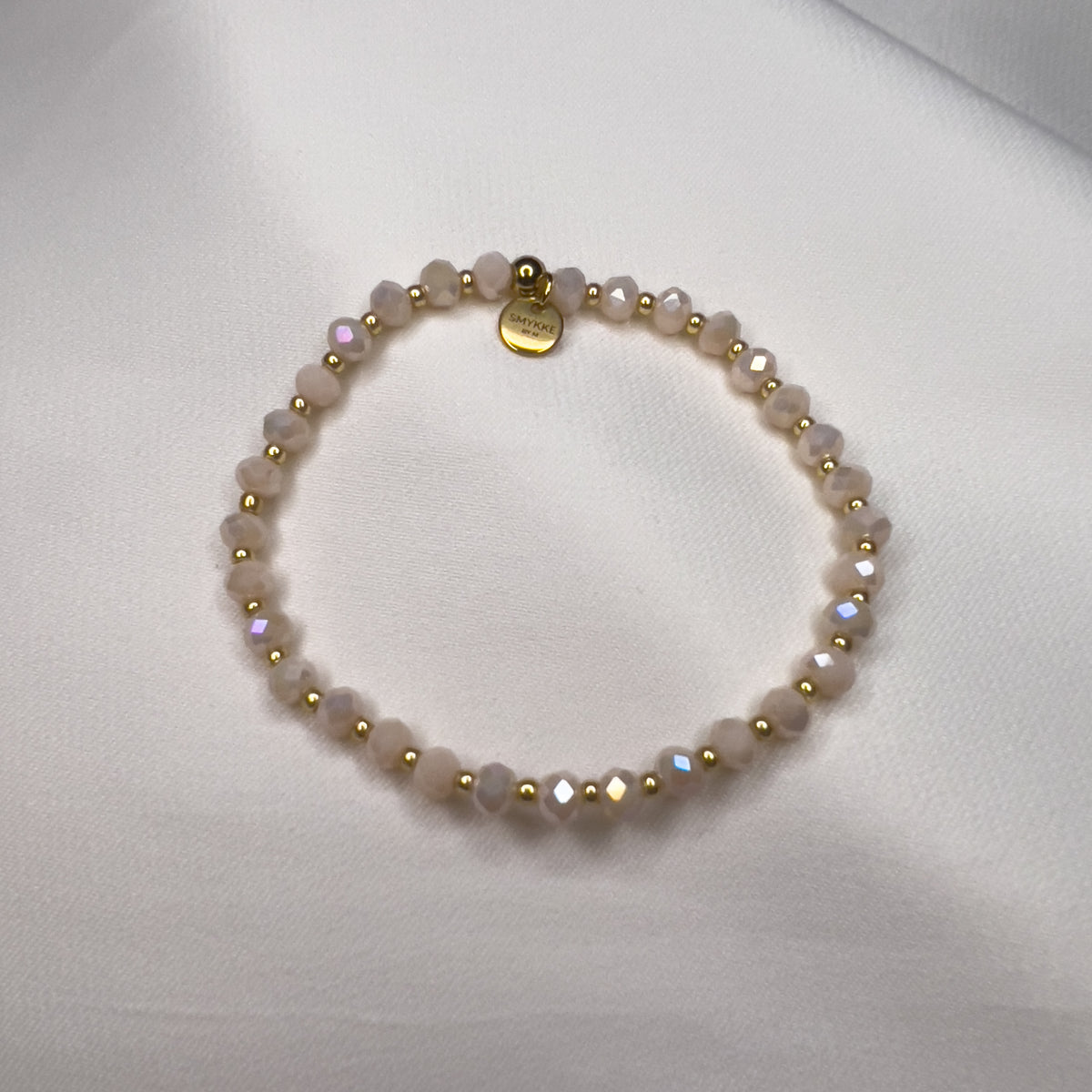 Malene armbånd elastisk med gylne perler, ovenfra