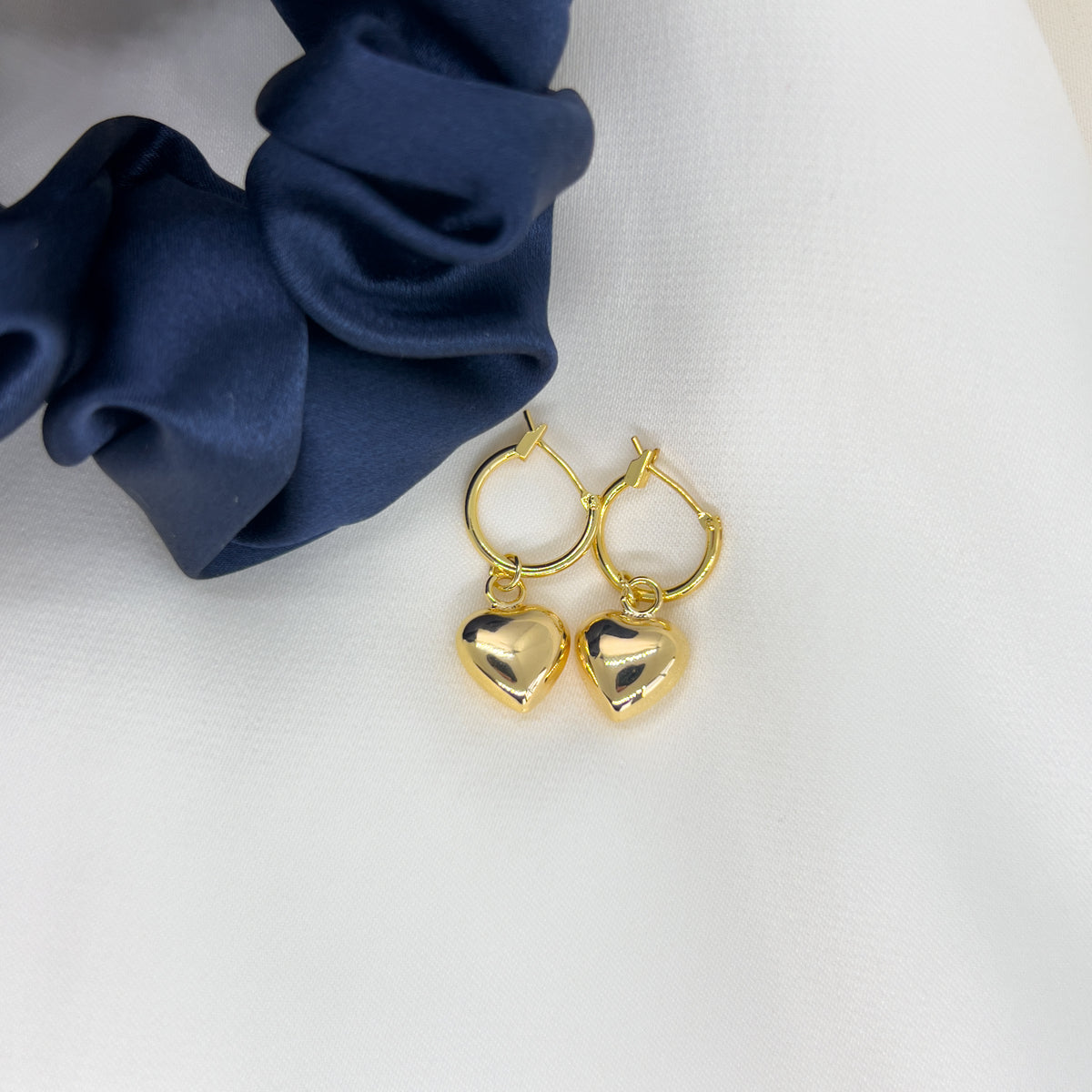 Øredobber hoops med gullhjerte og scrunchie i silke