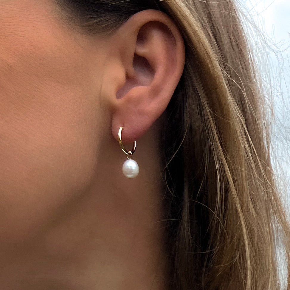 Øredobber Rikke – gullhoops med ferskvannsperle på modell