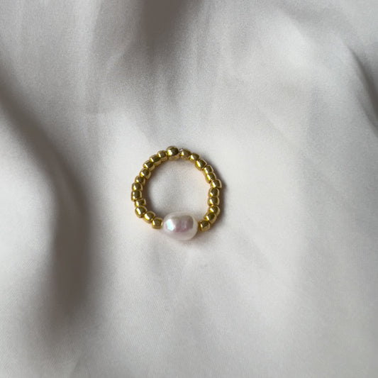 Ring i gull med ferskvannsperle