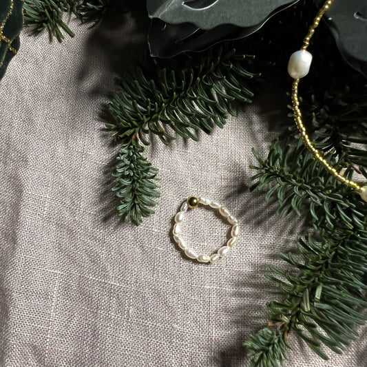 Ring Ida med ferskvannsperler og grangrener