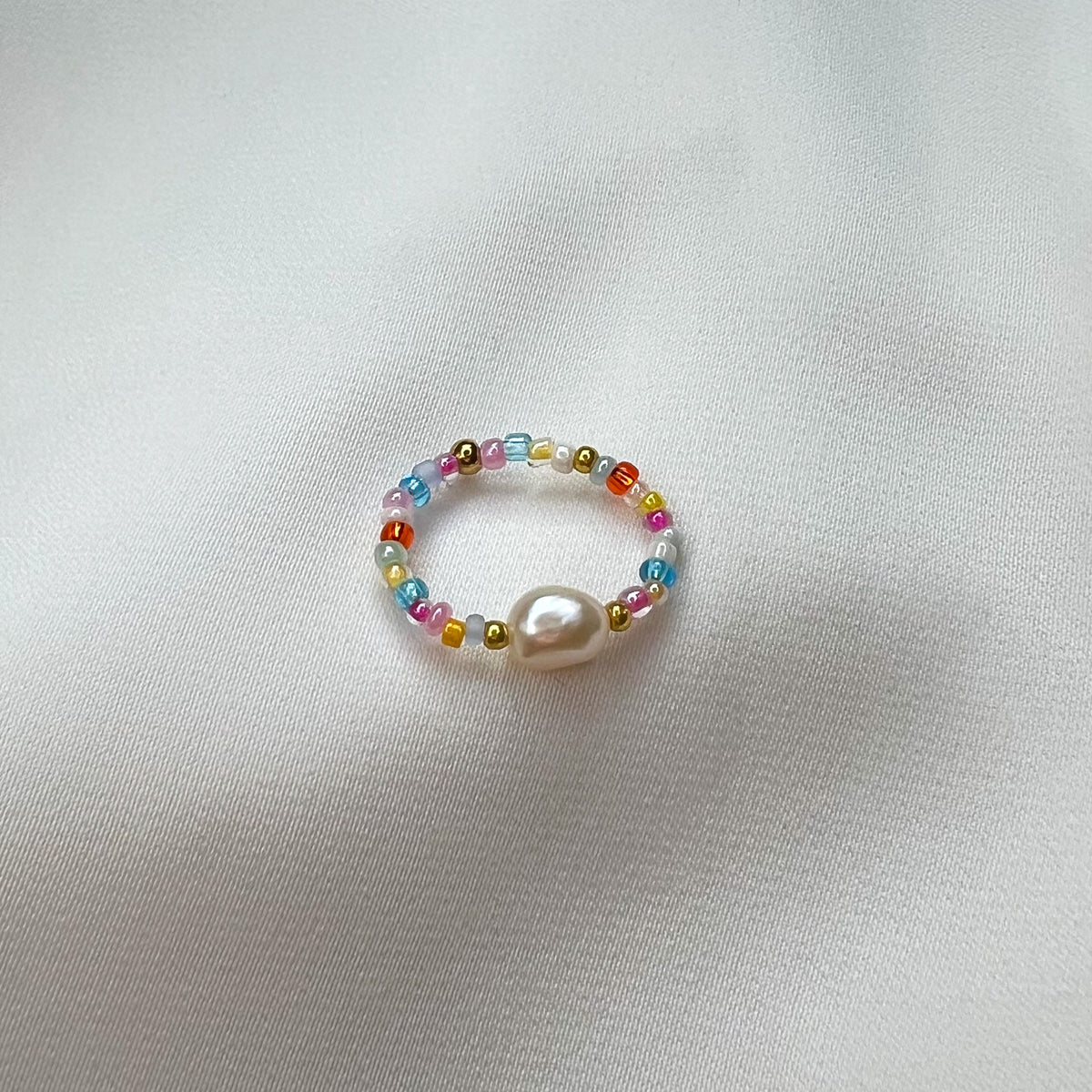 Ring Tutti frutti med fargerike glassperler og ferskvannsperle