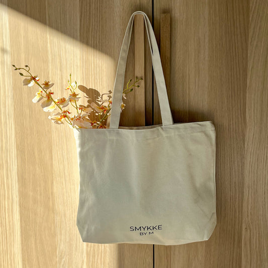 Totebag i canvas fra Smykke By M med tørkede blomster
